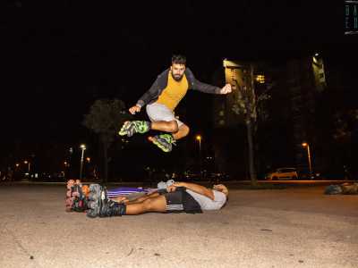 Ma � arrivato il momento di conoscere qualche altro skater. Ecco ad esempio il 25enne Antonio, che osserviamo mentre � in procinto di effettuare un salto spericolato. Dopo una notevole rincorsa resta sospeso in aria, superando cos� l�ostacolo rappresentato da cinque coraggiosi compagni distesi per terra